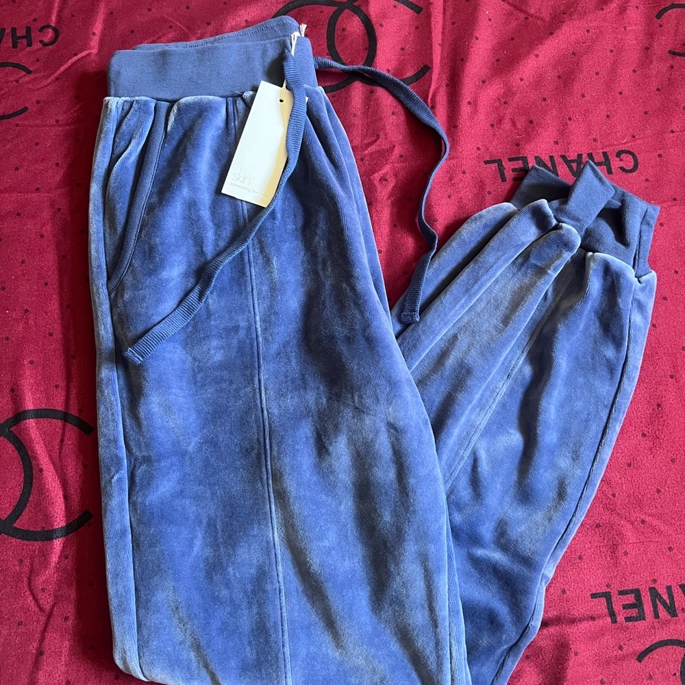 Skin. worldwide joggers